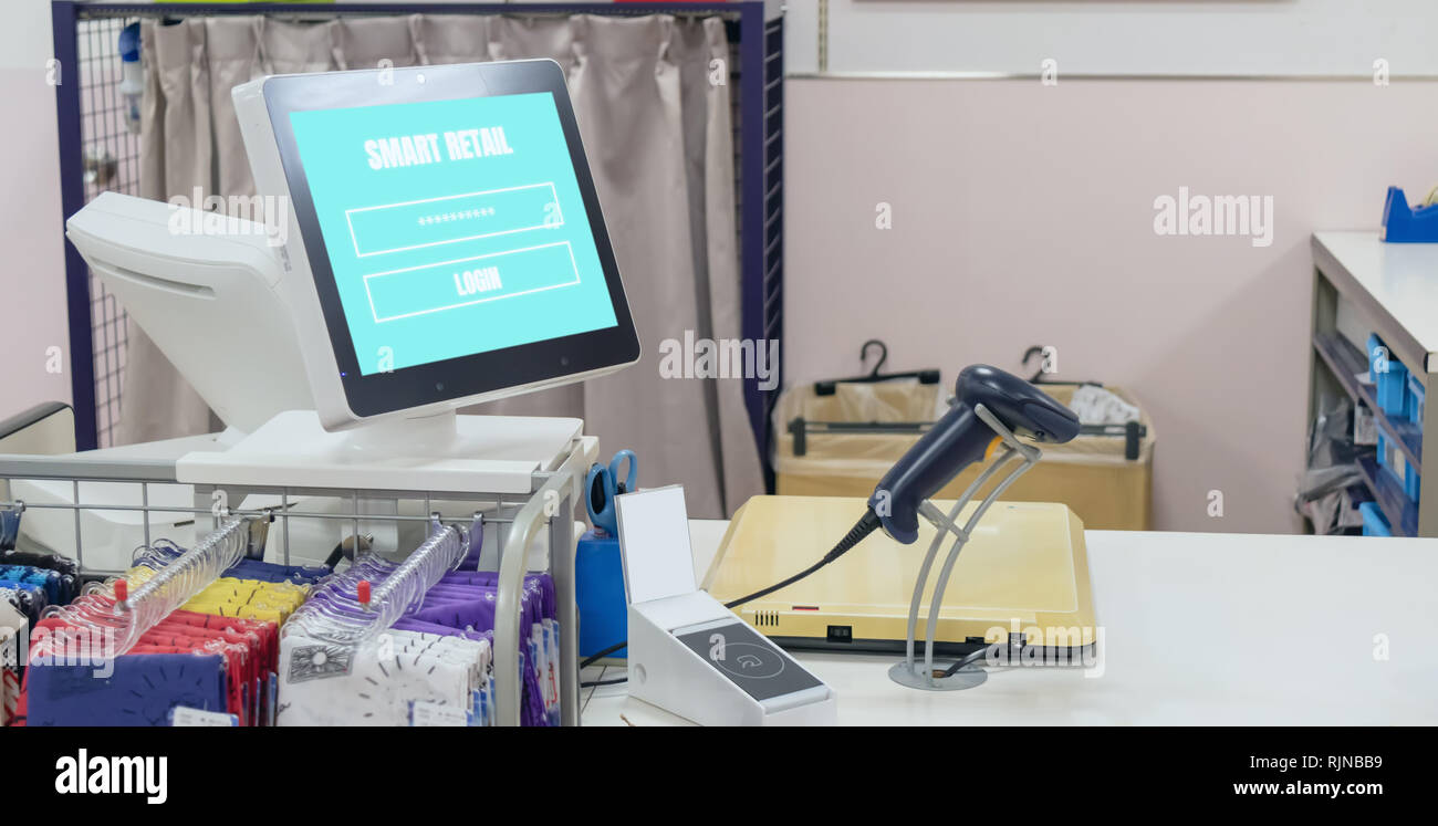 Smart retail in futuristica tecnologia iot concetti di marketing,smart augmented reality,utilizzo cliente ar applicazione per accedere al sistema per l'acquisto,ricerca Foto Stock