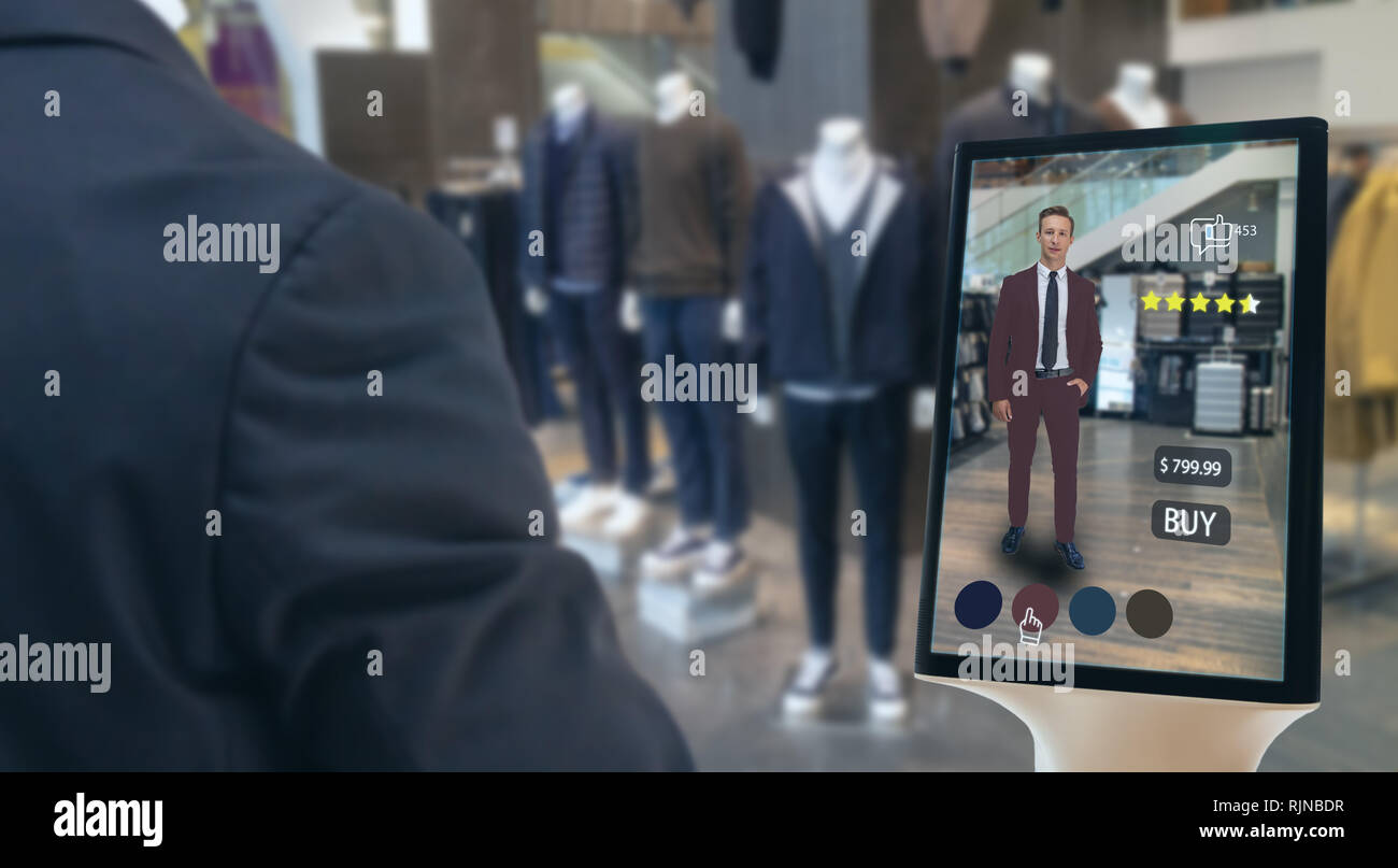 Iot smart retail tecnologia futuristico concetto, uomo felice provare a utilizzare smart display con virtuale o di realtà aumentata nel negozio al dettaglio o per scegliere Foto Stock