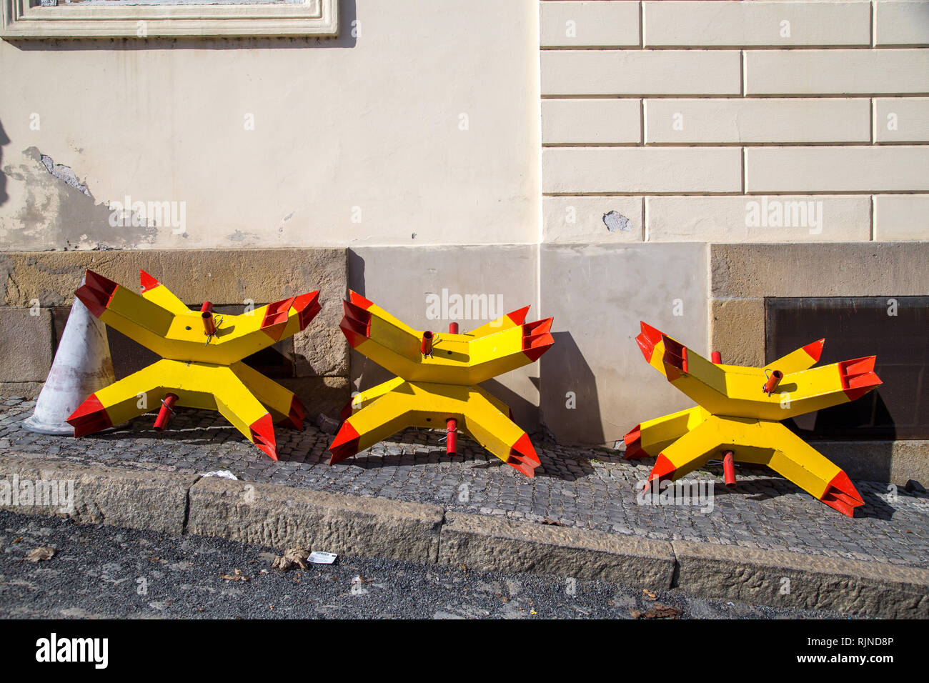 Il giallo e il colore rosso Anti-serbatoio ricci Foto Stock