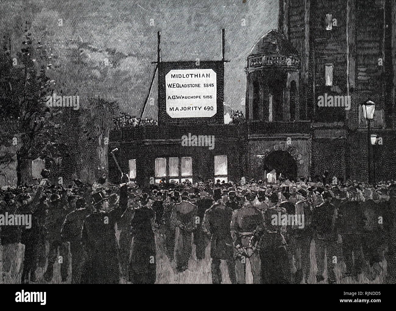 Una incisione raffigurante una scena dal 1892 elezioni: un pannello luminoso al di fuori della Nazionale Club liberale mostra Gladstone maggioranza nel suo Midlothian circoscrizione. Datata del XIX secolo Foto Stock