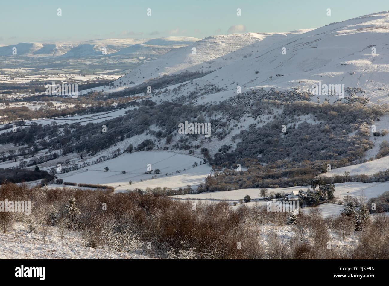 Coperta di neve scene nel Parco Nazionale di Brecon Beacons, Wales, Regno Unito. Foto Stock