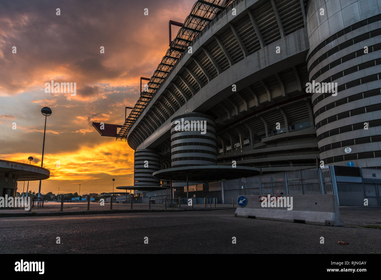Lo stadio San Siro di Milano e la biglietteria al tramonto Foto stock -  Alamy