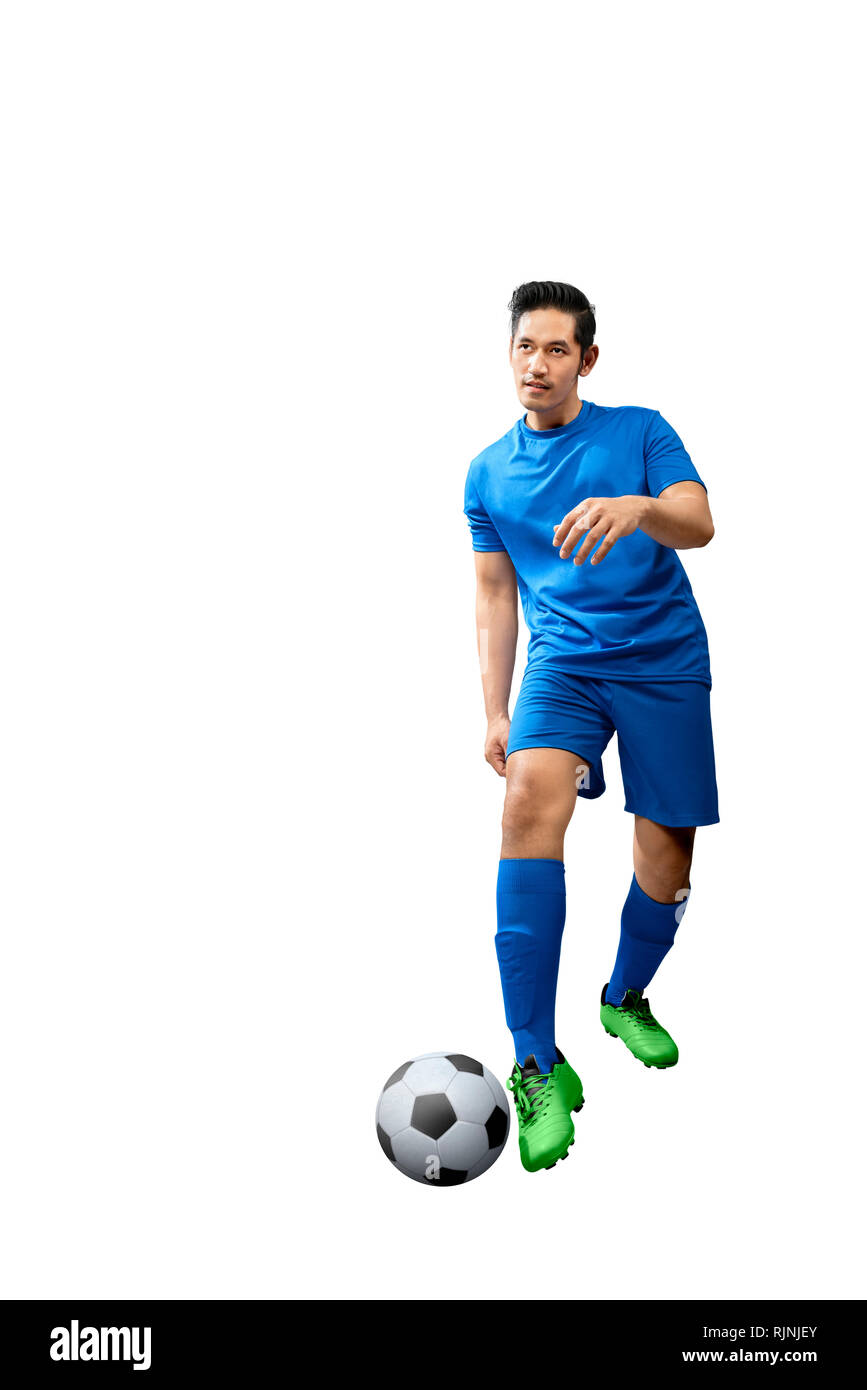 Giovani asiatici giocatore di calcio uomo con maglia blu in azione in posa isolate su sfondo bianco Foto Stock
