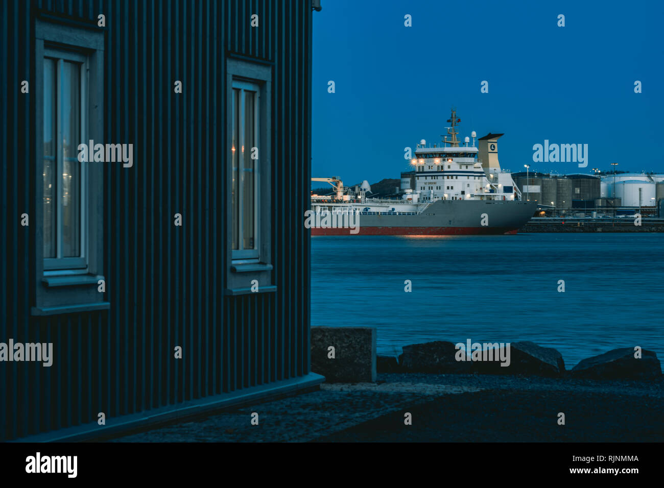 Scala grande nave ormeggiata al Riverside al crepuscolo, Göteborg, Svezia, Europa Foto Stock