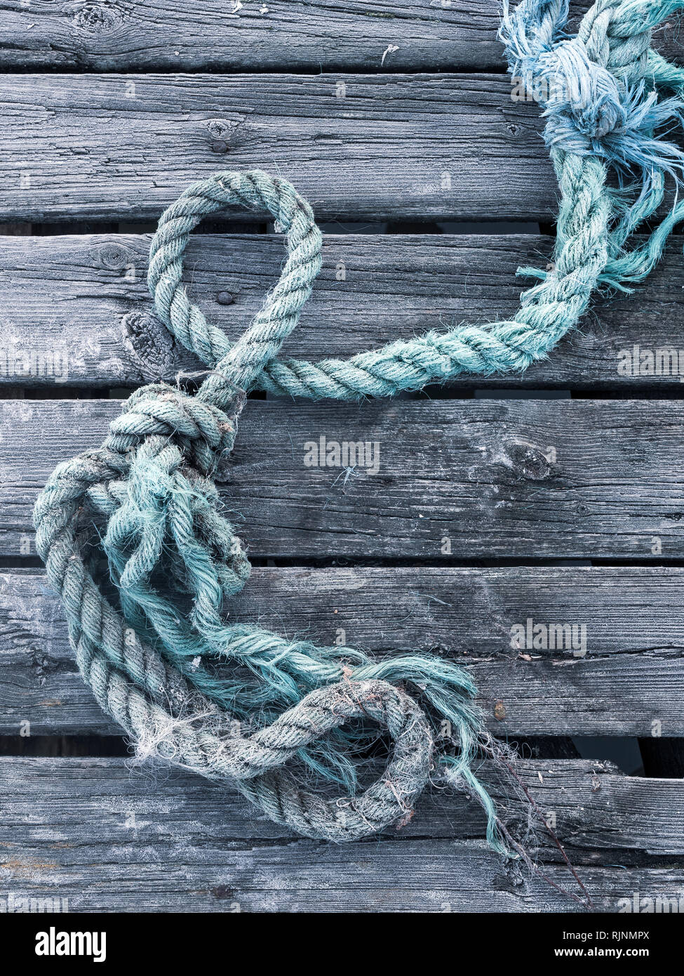 Corda blu sulla parte superiore di weathered tavole di legno, full frame, close up Foto Stock