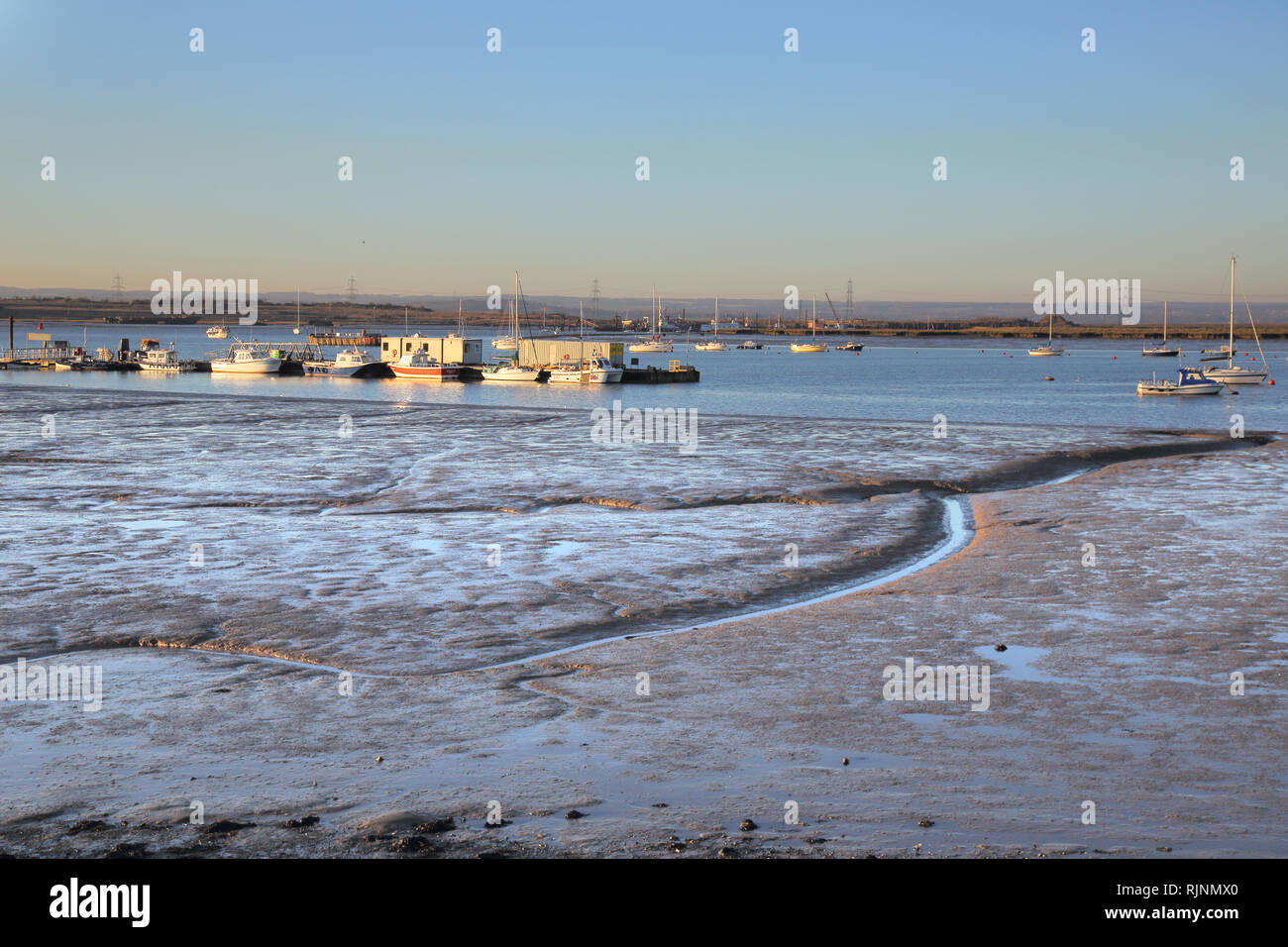 Il gelo e la prima luce a queenborough sull'Isle of Sheppey kent england Foto Stock