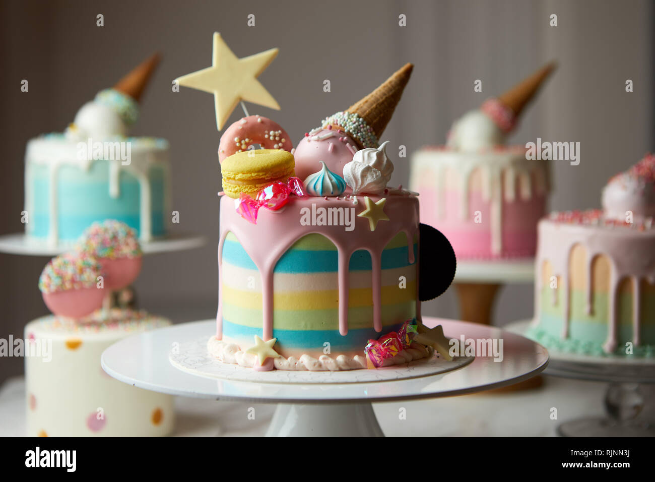 Belle torte da festa con diversi colori e condimenti Foto Stock