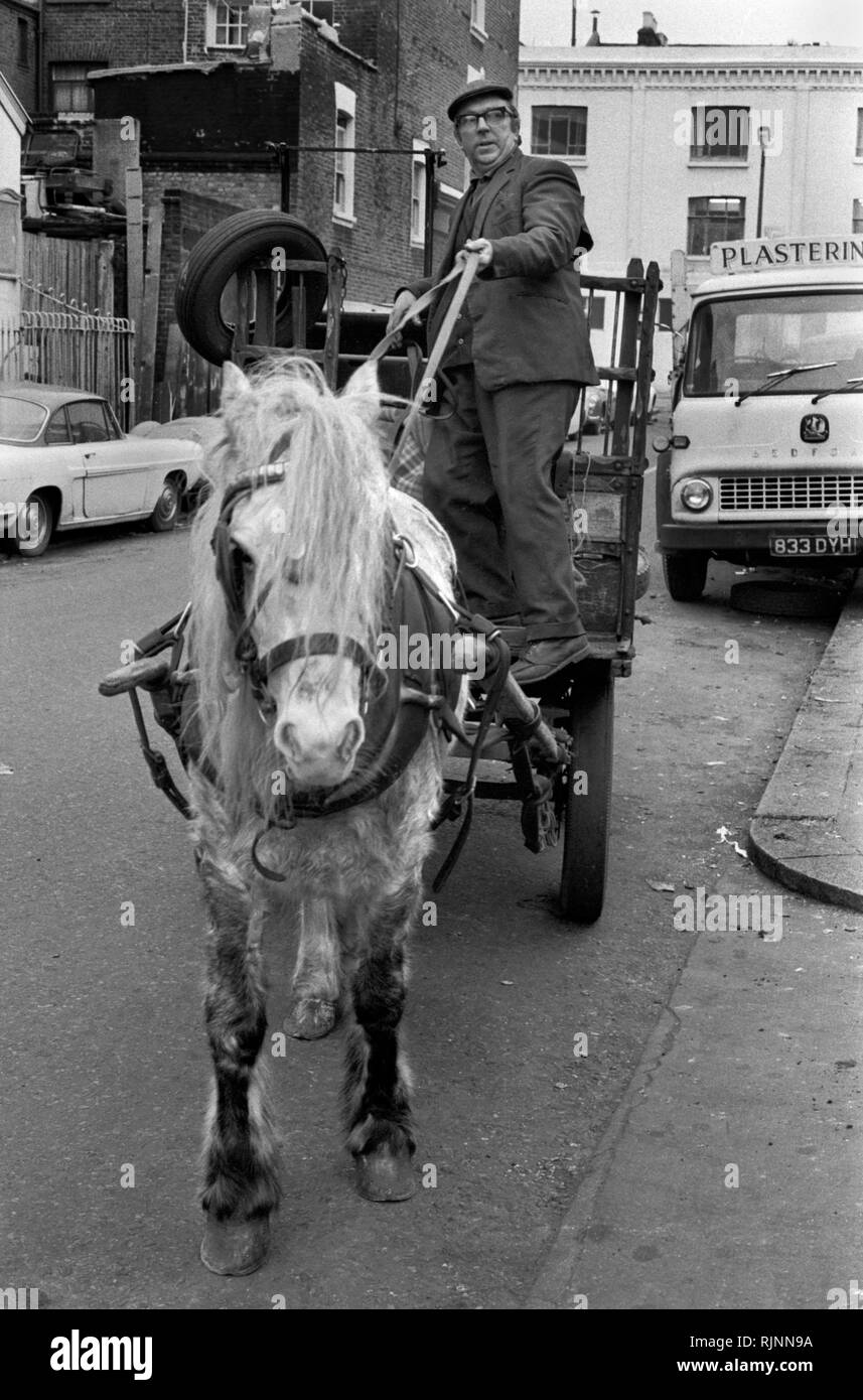 Rag e osso uomo chiamato anche percorrere la raccolta dei rottami metallici e roba da vendere con il suo cavallo e carrello, Notting Hill area del West London 1970. La raccolta dei rottami di riciclaggio di riutilizzazione degli anni settanta UK. HOMER SYKES Foto Stock