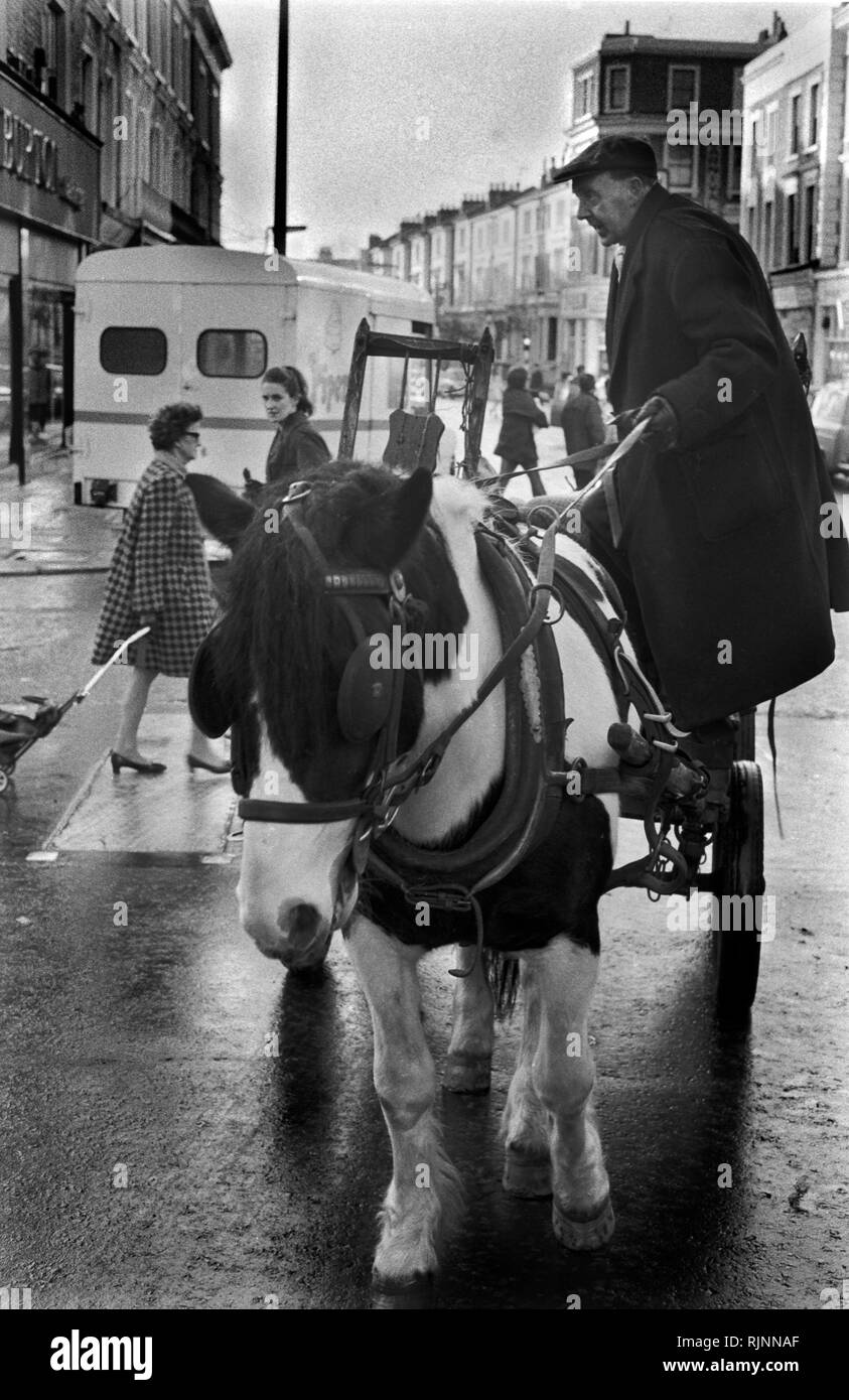 Rag e osso uomo chiamato anche percorrere la raccolta dei rottami metallici e roba da vendere con il suo cavallo e carrello, Notting Hill area del West London 1970. La raccolta dei rottami di riciclaggio di riutilizzazione degli anni settanta UK. HOMER SYKES Foto Stock