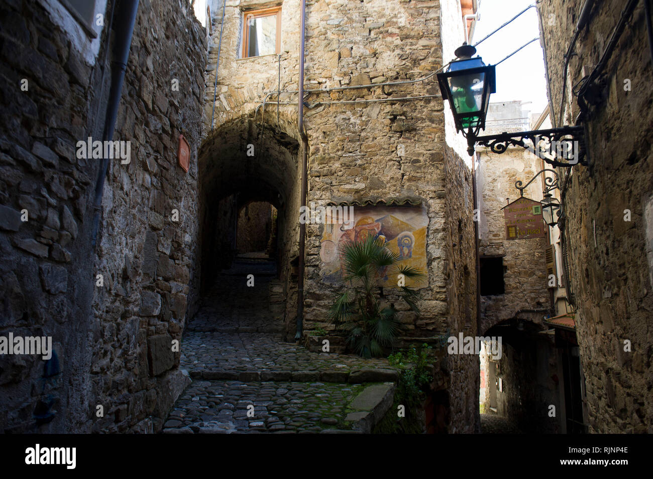 L'Italia, Imperia, Apricale, nella Val Nervia vecchio villaggio tipico e affreschi realizzati da vari artisti in 60 coltivazione agricola c Foto Stock