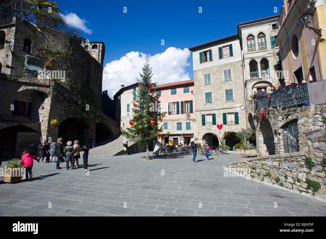 L'Italia, Imperia, Apricale, nella Val Nervia vecchio villaggio tipico e affreschi realizzati da vari artisti in 60 coltivazione agricola c Foto Stock