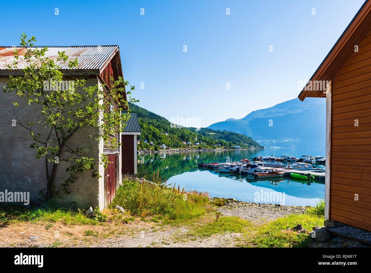 Costruzione in legno e barche da Waters Edge, Hoyheimsvik, Lusterfjord, Norvegia, Europa Foto Stock