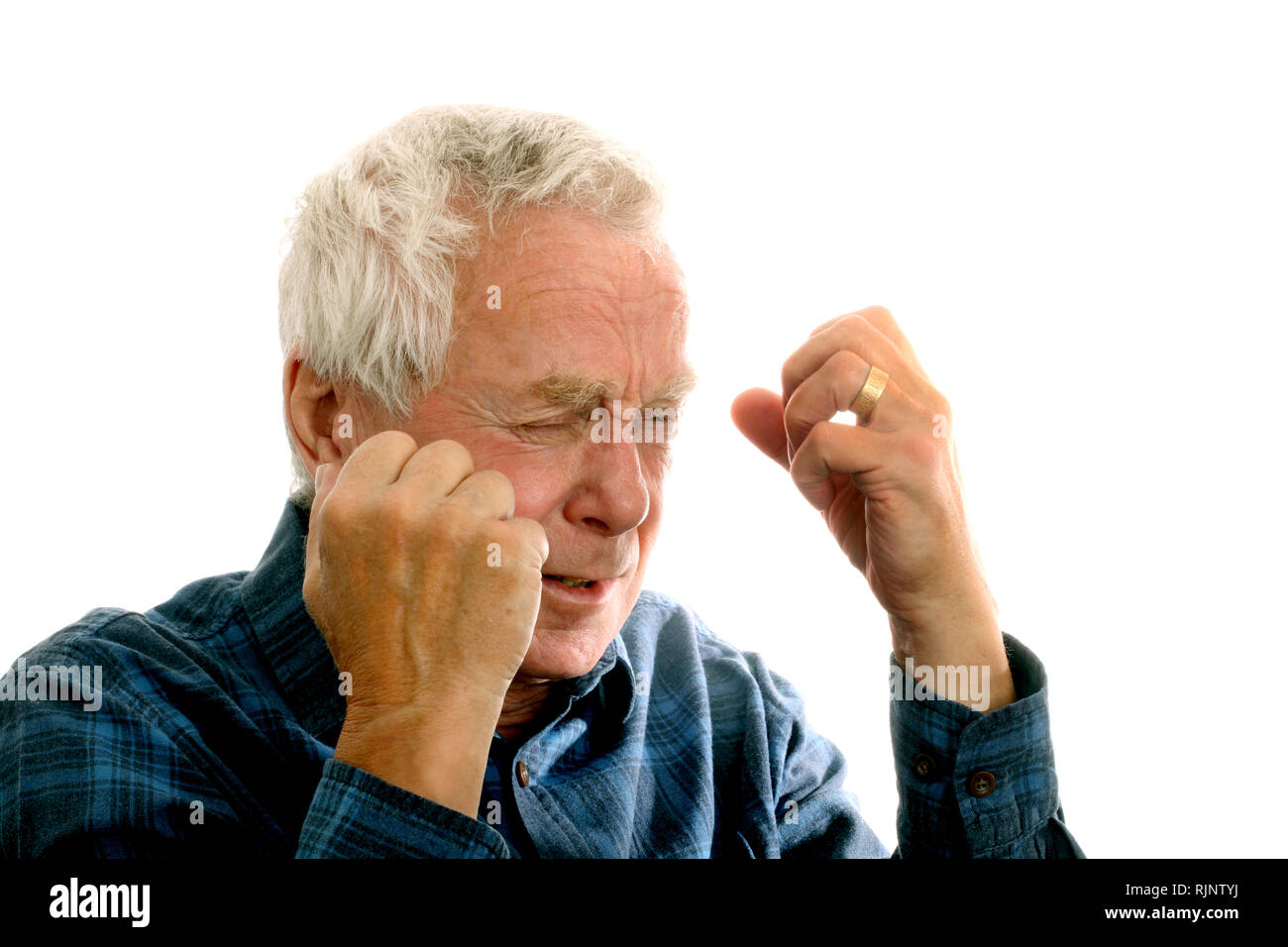 Un uomo nel suo 60's mostra rabbia o frustrazione Foto Stock