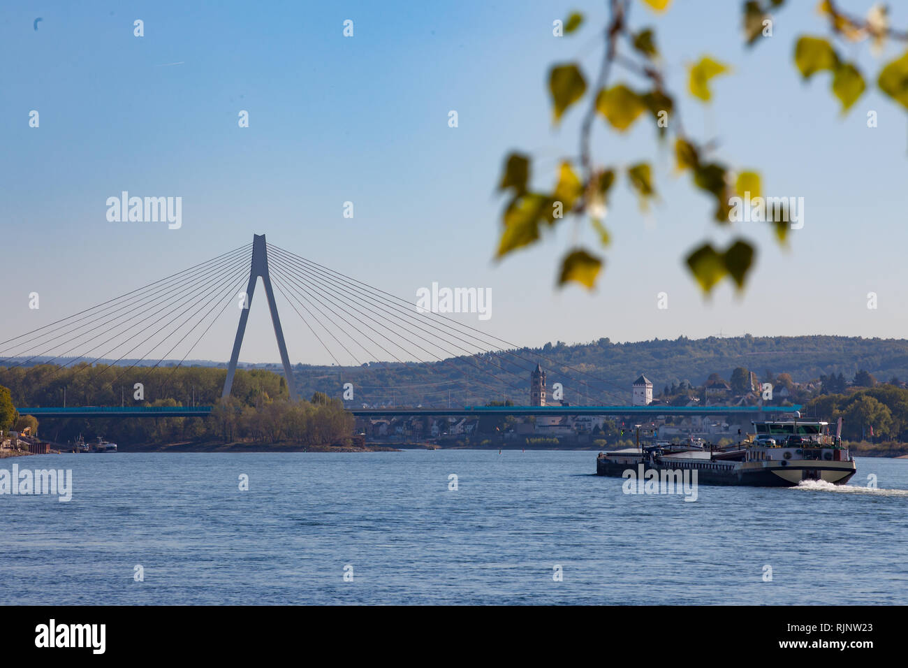 Ponte che attraversa il fiume Reno vicino a Neuwied con una chiatta sul fiume nella parte anteriore Foto Stock