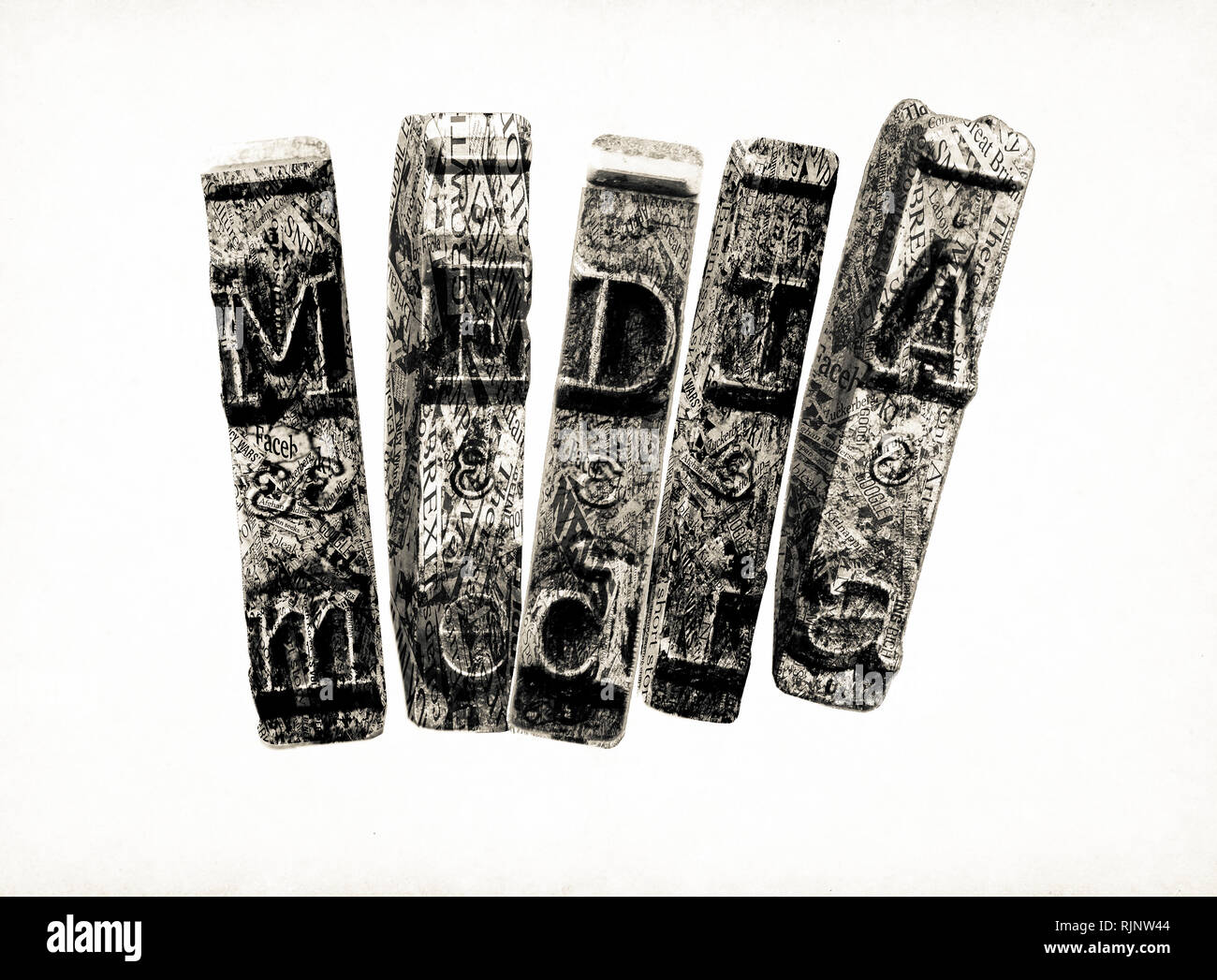 La parola media con la vecchia macchina da scrivere martelli in monocromia Foto Stock