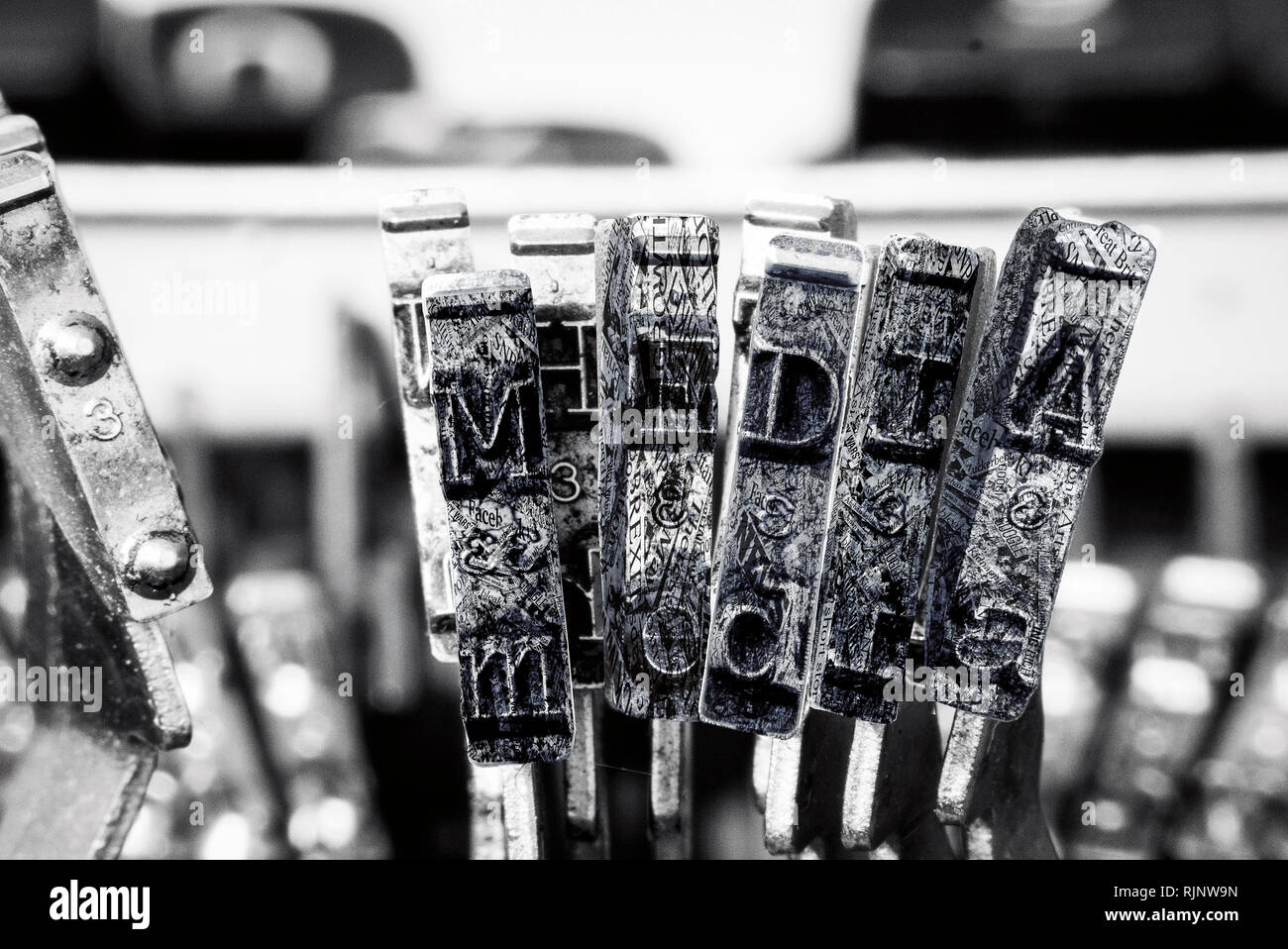La parola media con la vecchia macchina da scrivere martelli in monocromia Foto Stock