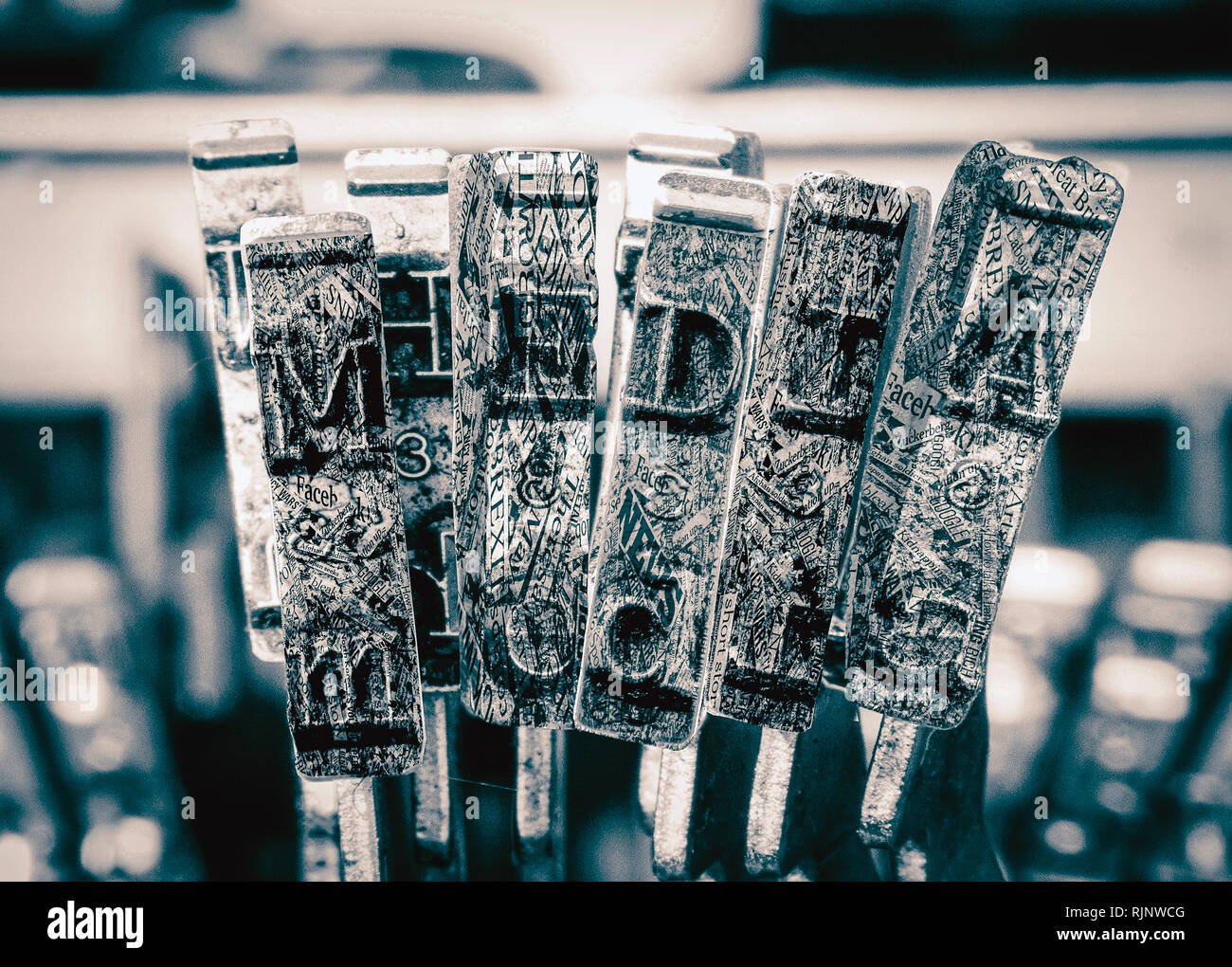 La parola media con la vecchia macchina da scrivere martelli in monocromia Foto Stock