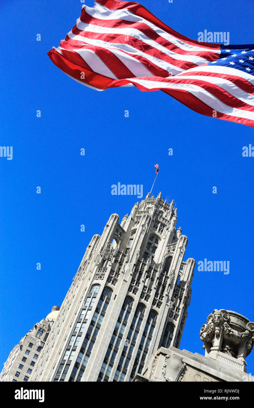 Il punto di vista della tribuna neogotico Tower con una bandiera americana in primo piano.Chicago.Illinois.USA Foto Stock