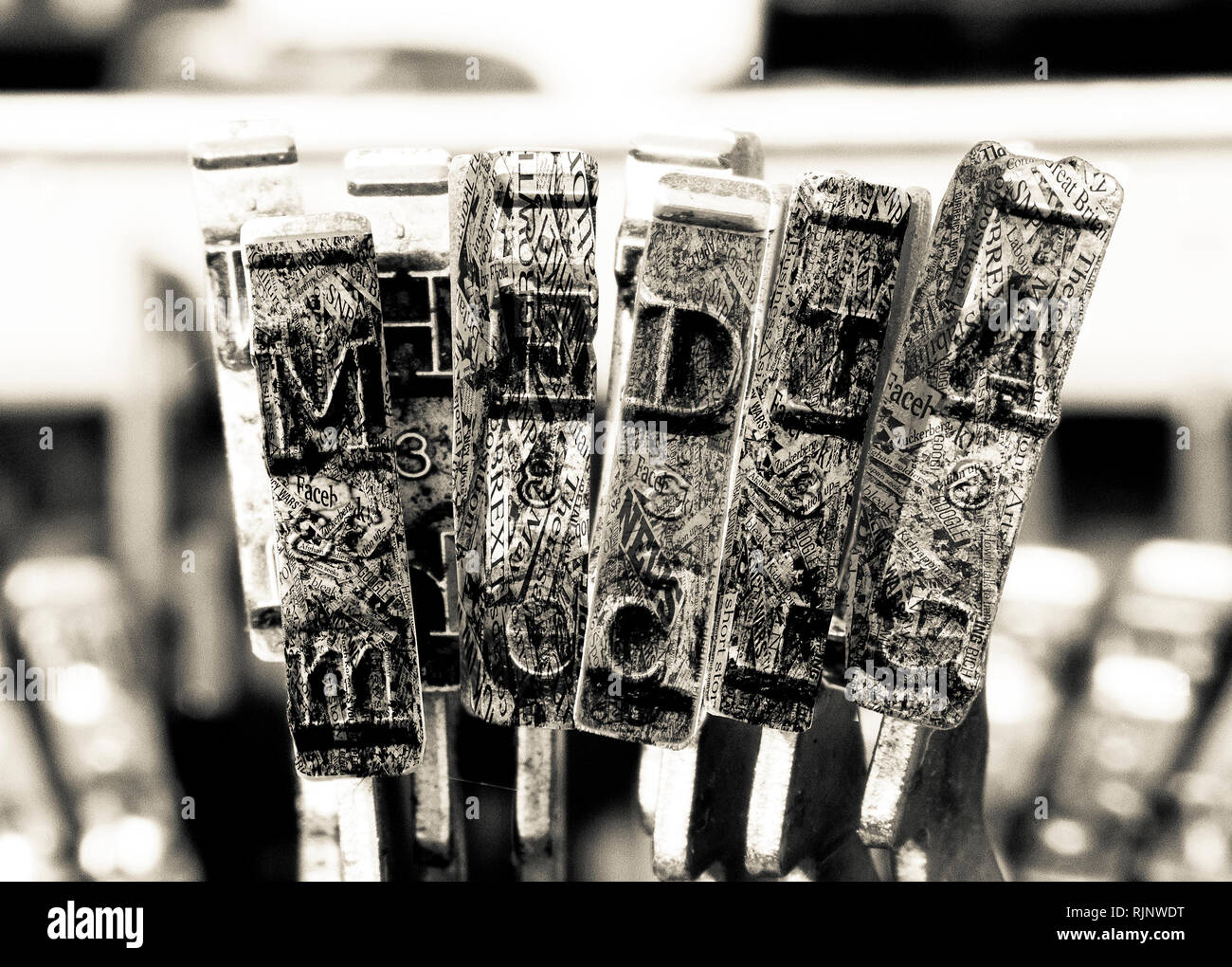 La parola media con la vecchia macchina da scrivere martelli in monocromia Foto Stock