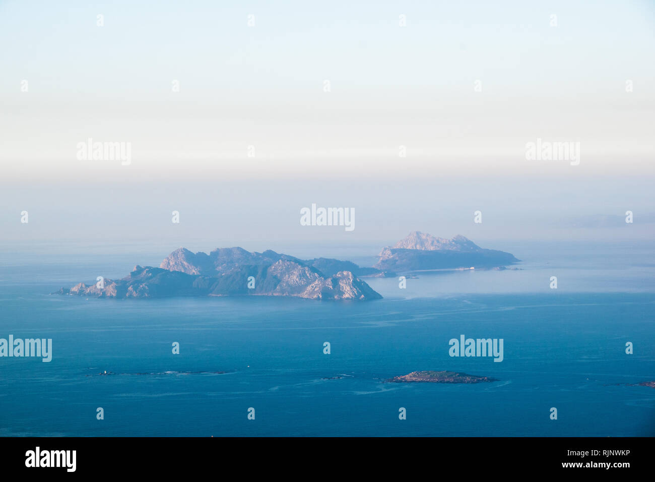 Vista aerea delle isole Cies. Le Isole Cíes sono un arcipelago al largo della costa di Pontevedra in Galizia (Spagna) Foto Stock