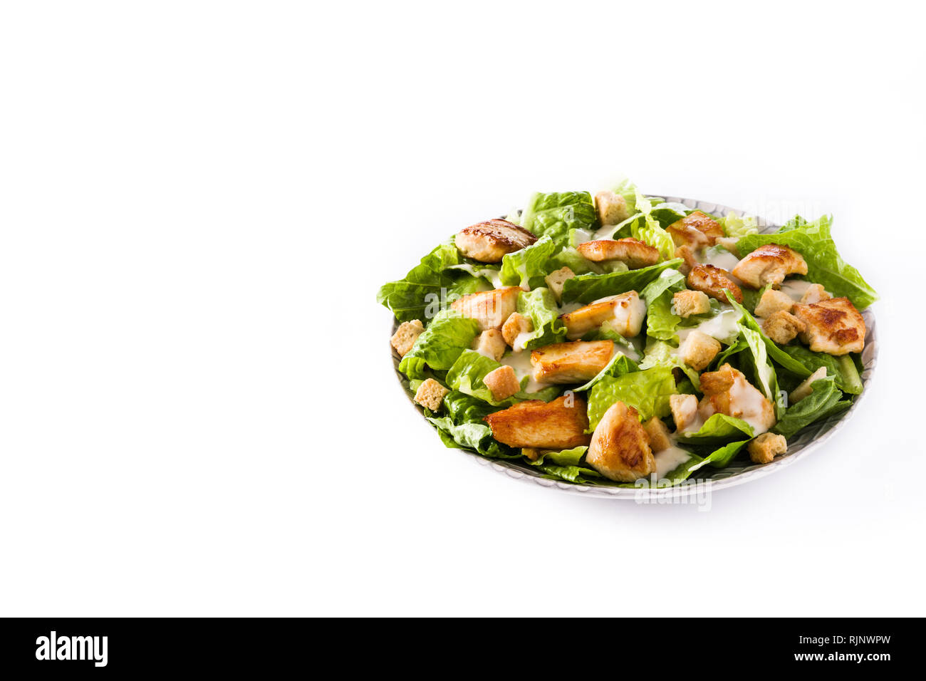 Caesar con insalata di lattuga,pollo e crostini isolati su sfondo bianco. Copyspace Foto Stock