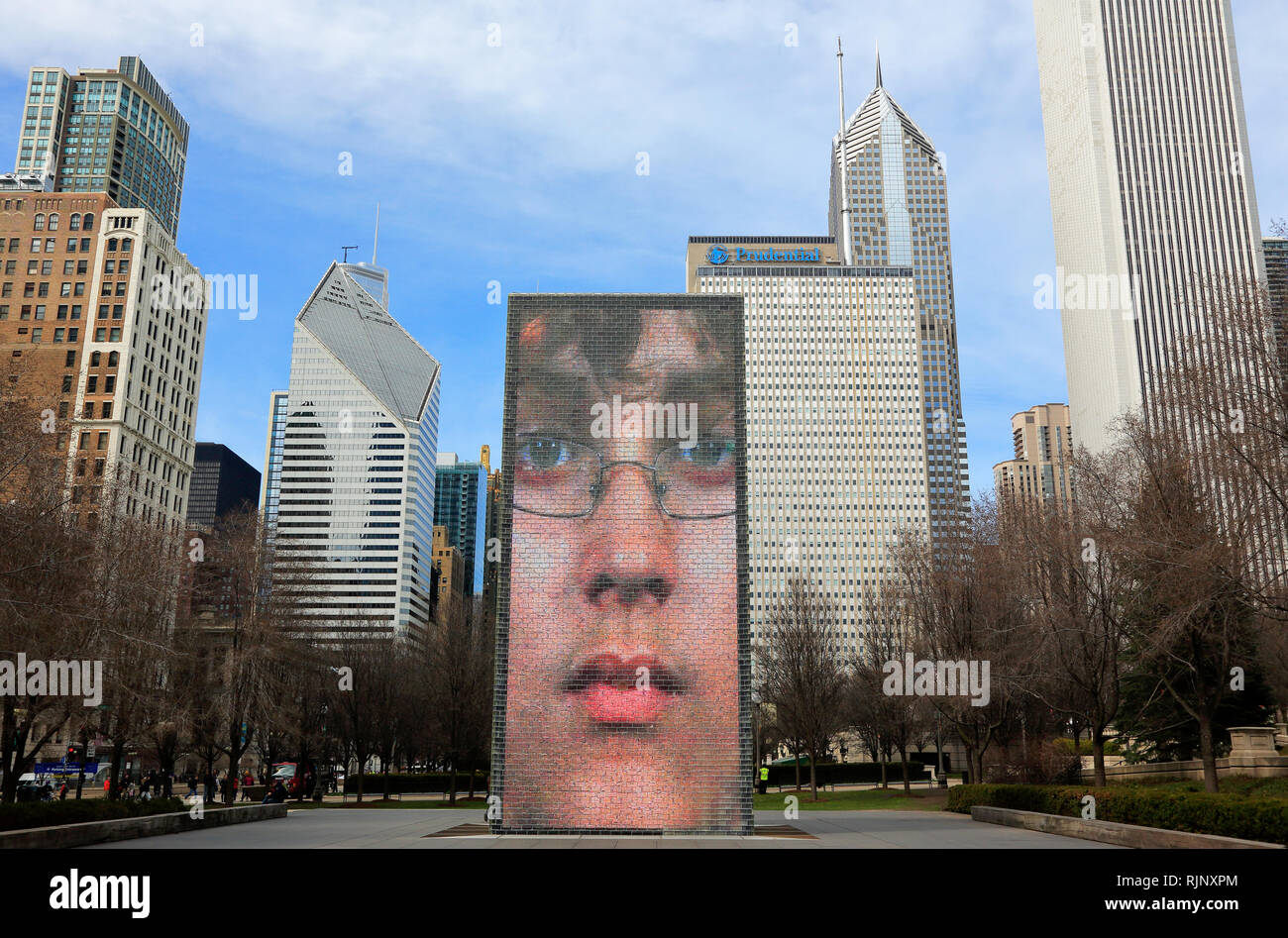 Fontana di corona, una scultura interattiva e video installazione in Millennium Park con lo skyline di Chicago in background. Chicago.Illinois. Stati Uniti d'America Foto Stock