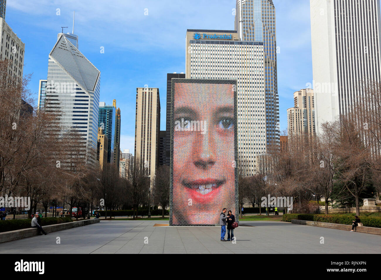 Fontana di corona, una scultura interattiva e video installazione in Millennium Park con lo skyline di Chicago in background. Chicago.Illinois. Stati Uniti d'America Foto Stock