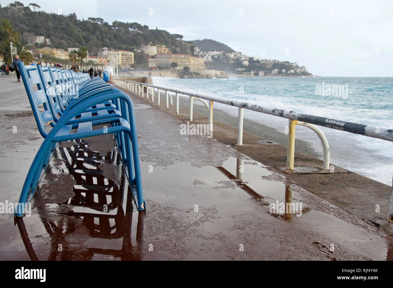 Le famose sedie blu al litorale di Nizza, Francia, dopo la pioggia Foto Stock