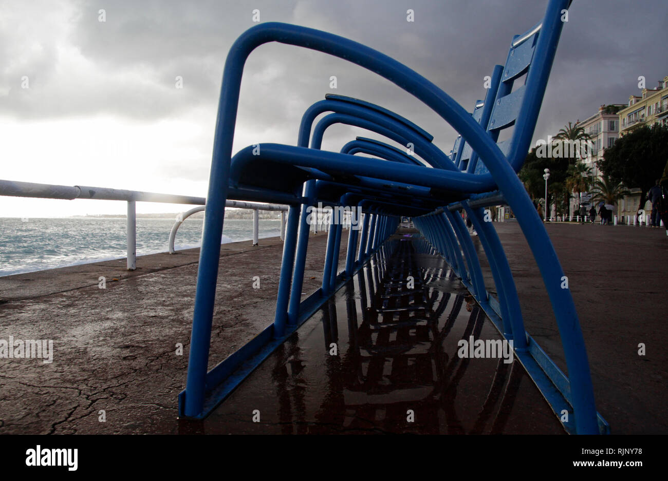Le famose sedie blu al litorale di Nizza, Francia, dopo la pioggia Foto Stock