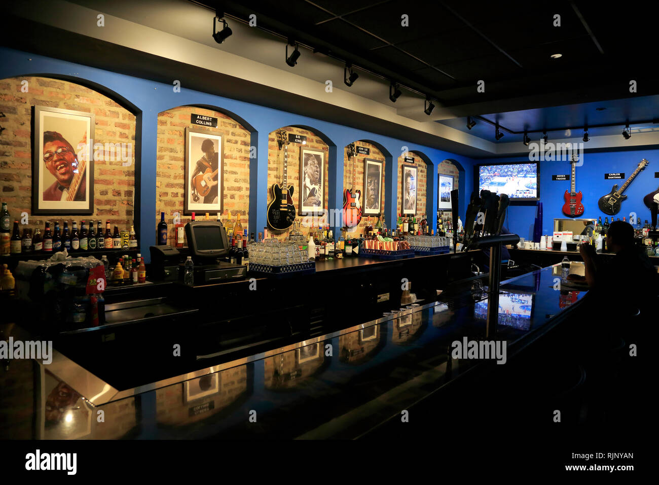 Il bar del le leggende di Buddy Guy blues club decorate con chitarre e foto in bianco e nero di musicisti blues.Chicago. Illinois.USA Foto Stock