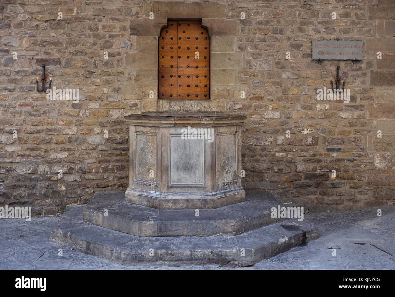 Antica pietra ben vicino alla Casa di Dante, Firenze, Italia Foto Stock