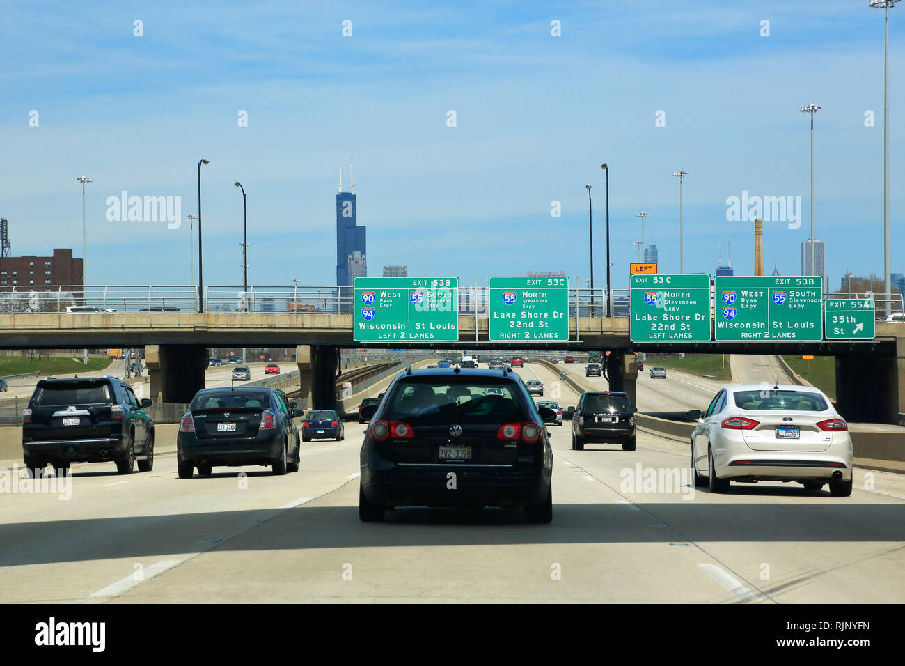 I traffici su South Lake Shore Drive con Willis Tower e sullo skyline di Chicago in background. Chicago.Illinois.USA Foto Stock