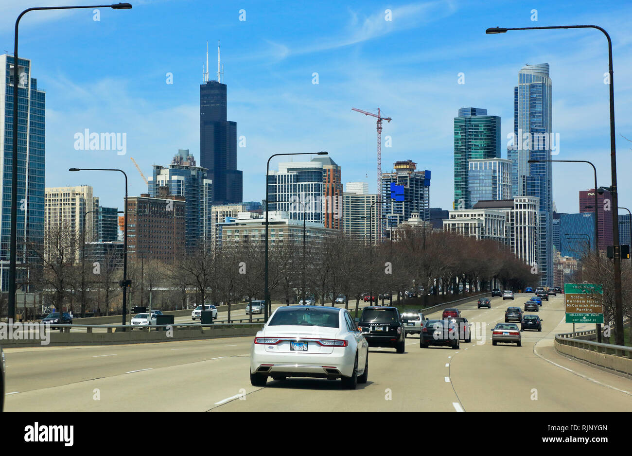 I traffici su South Lake Shore Drive con Willis Tower e sullo skyline di Chicago in background. Chicago.Illinois.USA Foto Stock