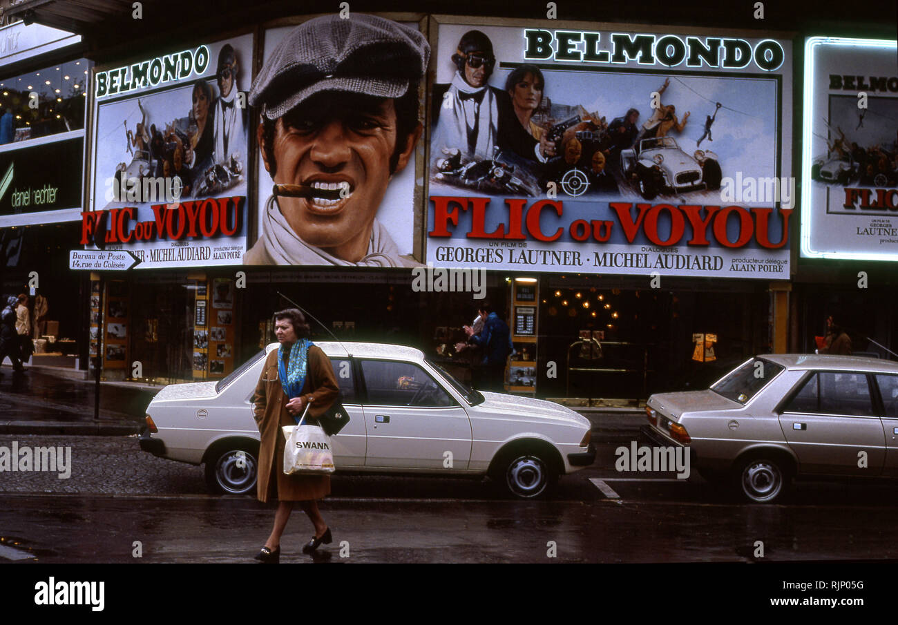 Jean Paul Belmondo immagine su film marquee a Parigi in Francia circa settanta Foto Stock