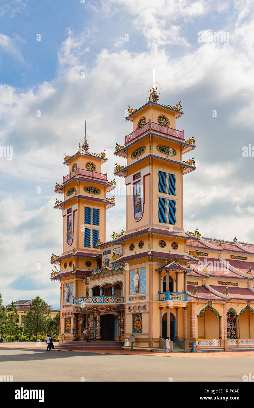 Esterno del Cao Dai, santa sede chiesa di Tay Ninh, Vietnam meridionale, Asia Foto Stock