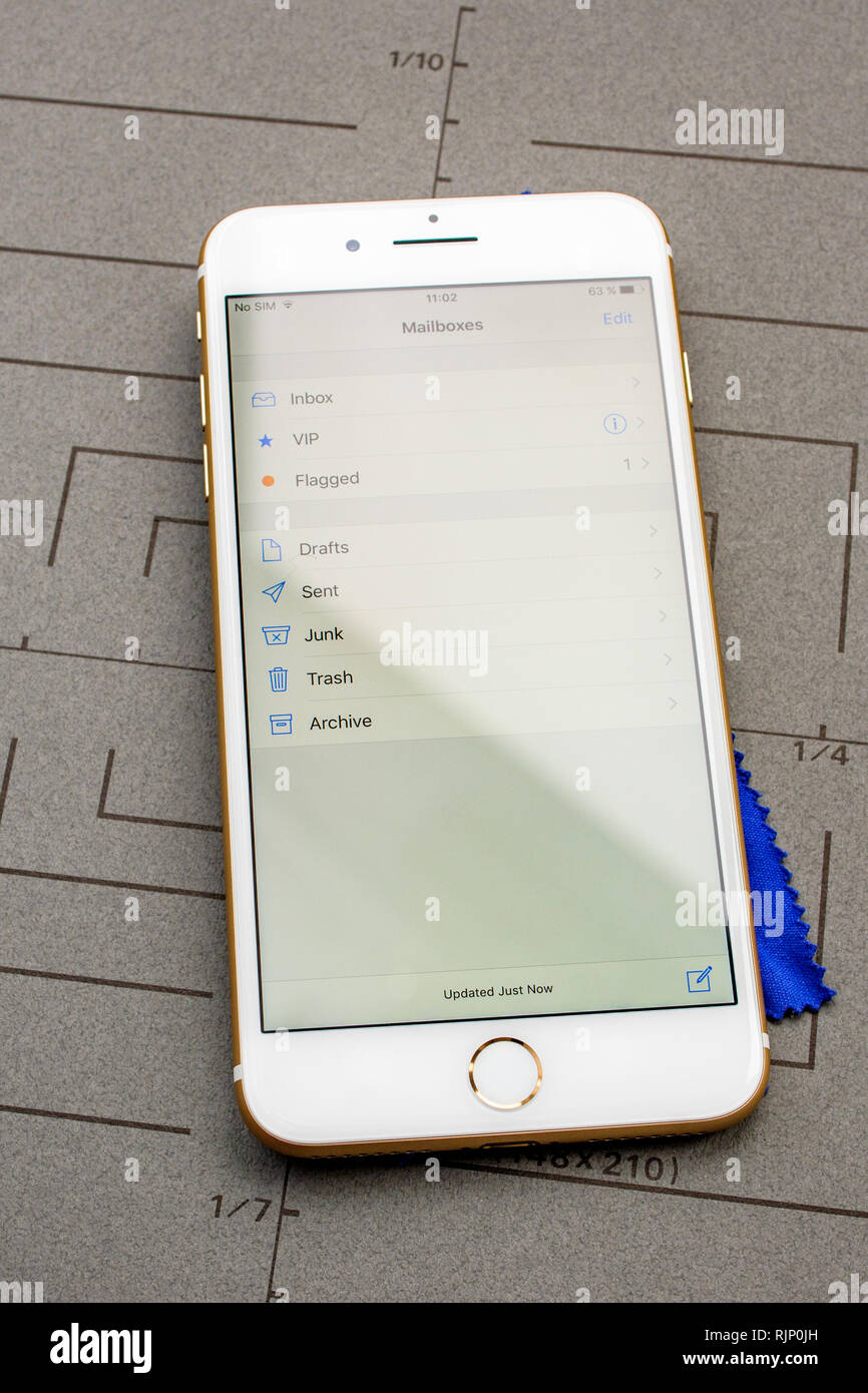 Parigi, Francia - Sep 26, 2016: nuovo Apple iPhone 7 8 Plus smartphone dopo  unboxing e test utilizzando App Mail con la casella di posta, spam e posta  indesiderata le cartelle cestino Foto stock - Alamy