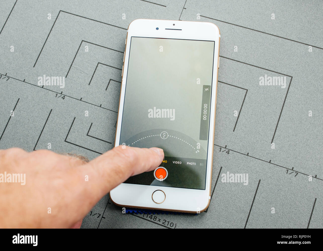 Parigi, Francia - Sep 26, 2016: Maschio mano azienda nuovo Apple iPhone 7 8 Plus smartphone dopo unboxing e test installando l'applicazione software di applicazione app Fotocamera Slow-Mo Video Foto Stock
