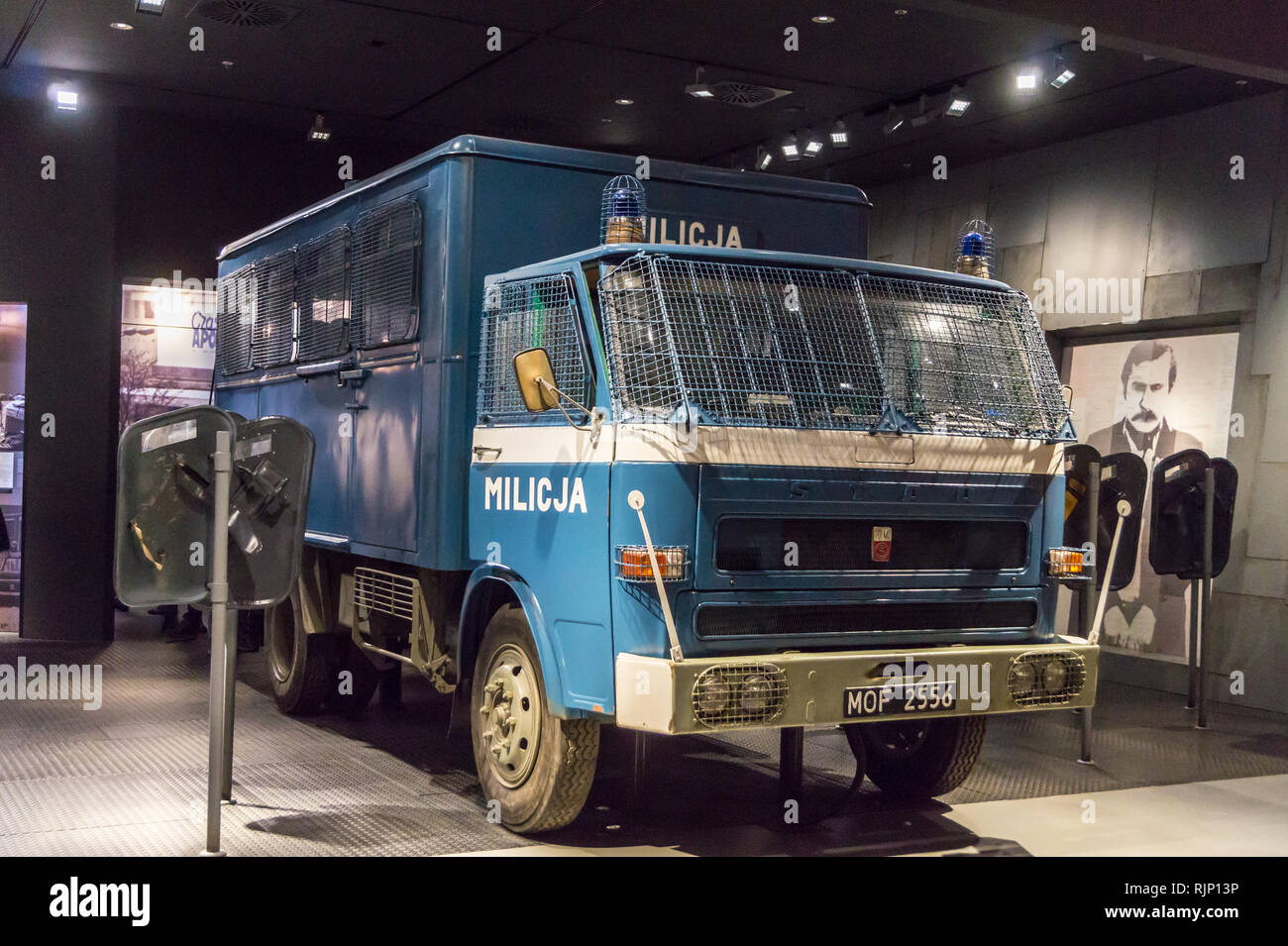 La polizia autocarro con immagine di Lech Walesa in manette, la solidarietà europea centro museo, Plac Solidarności, Danzica, Polonia Foto Stock
