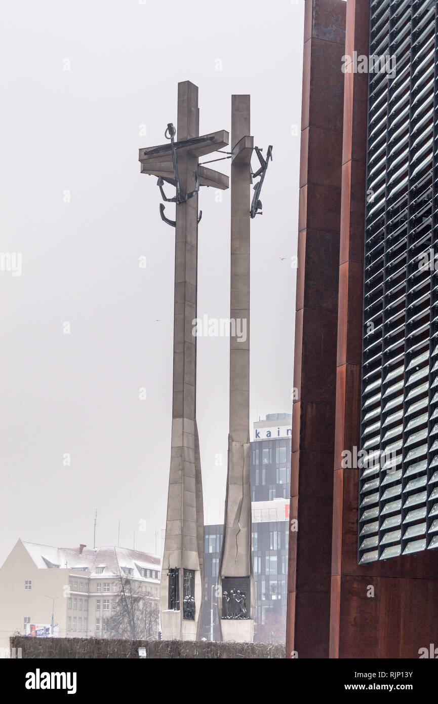 Monumento ai Caduti i lavoratori del cantiere del 1970, costruito 1980, la solidarietà europea centro museo, Plac Solidarności, Danzica, Polonia Foto Stock