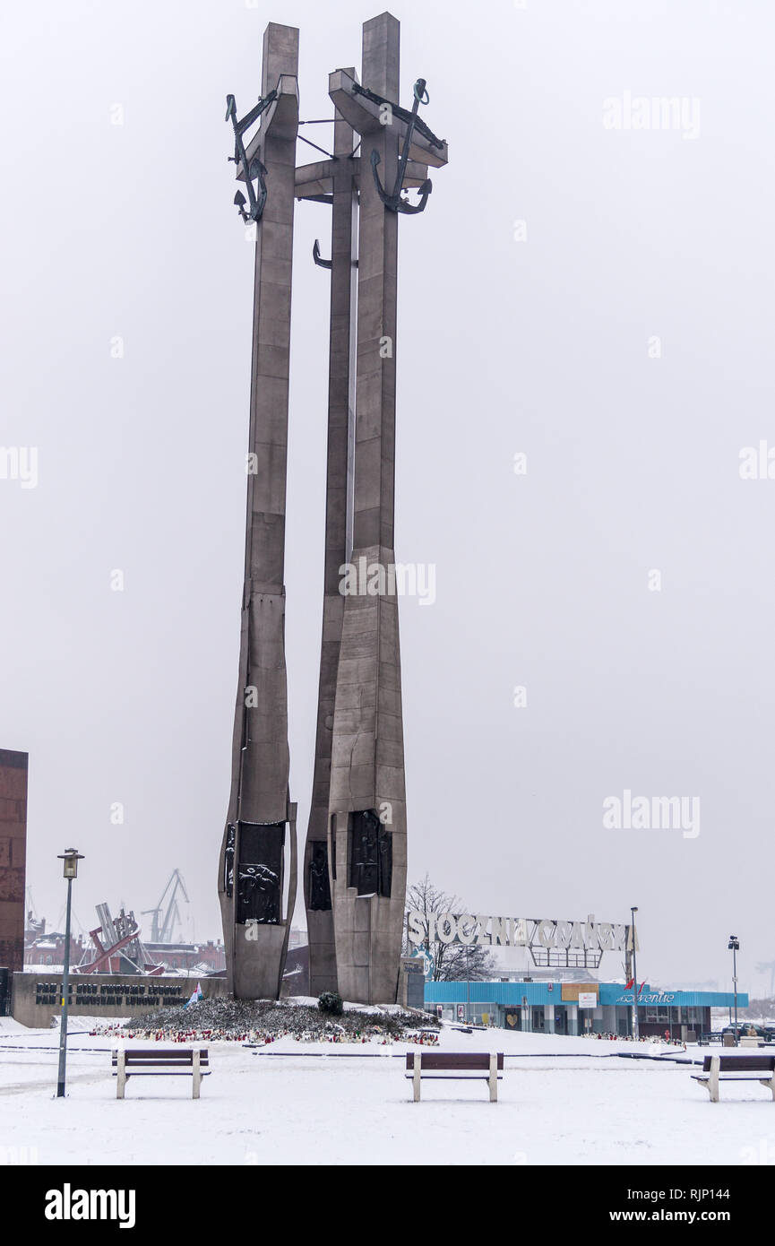 Monumento ai Caduti i lavoratori del cantiere del 1970, costruito 1980, la solidarietà europea centro museo, Plac Solidarności, Danzica, Polonia Foto Stock