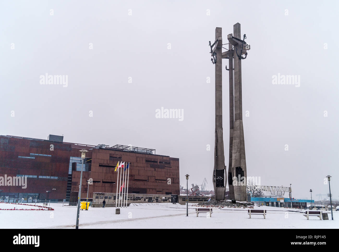 Monumento ai Caduti i lavoratori del cantiere del 1970, costruito 1980, la solidarietà europea centro museo, Plac Solidarności, Danzica, Polonia Foto Stock