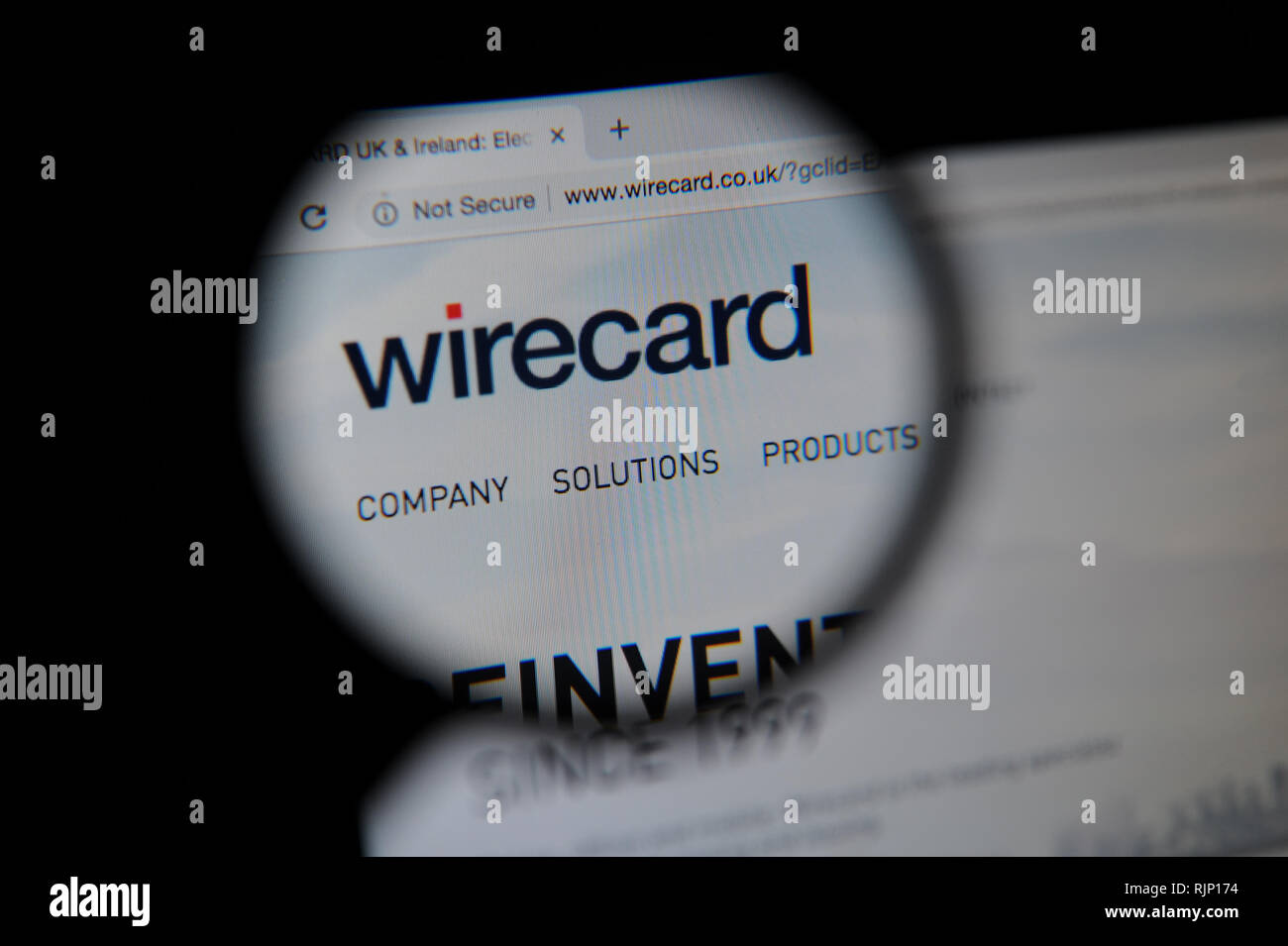 Il sito web Wirecard visto attraverso una lente di ingrandimento Foto Stock