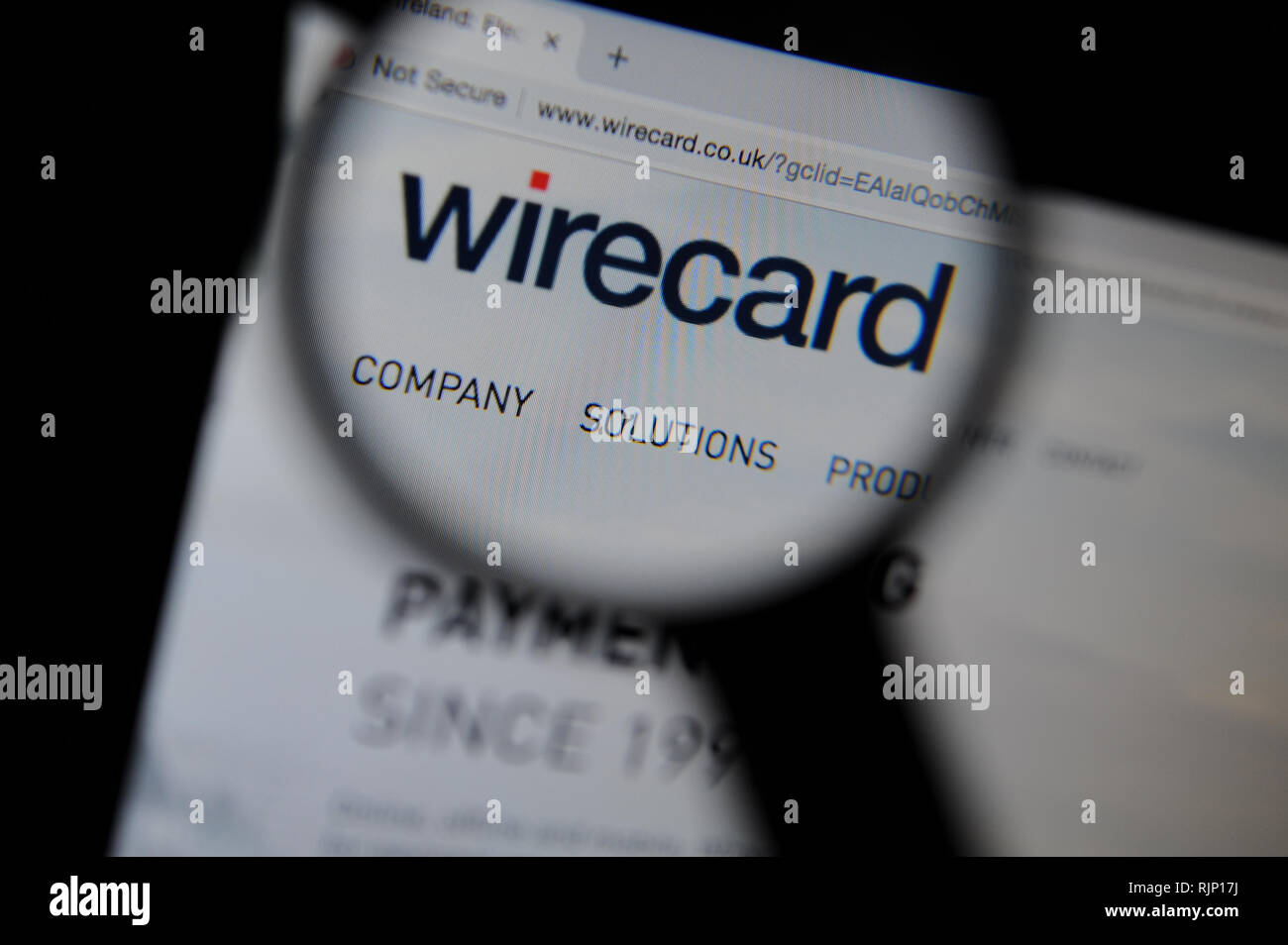 Il sito web Wirecard visto attraverso una lente di ingrandimento Foto Stock