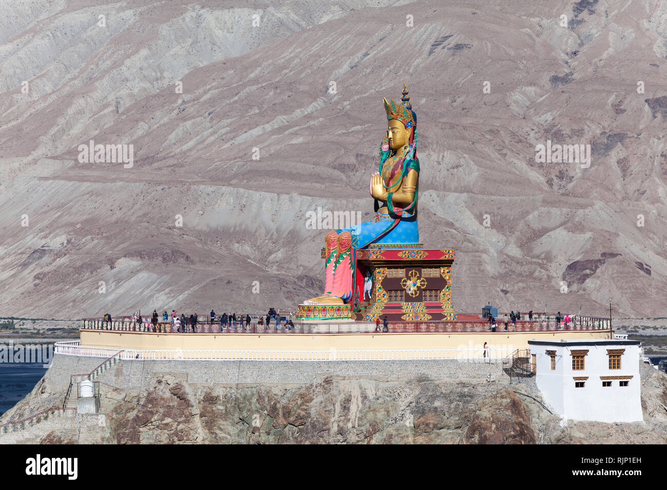 Grande statua di Ciampa (Maitreya Buddha) vicino Diskit Gompa (noto anche come Deskit Gompa), Valle di Nubra, Ladakh, Jammu e Kashmir India Foto Stock