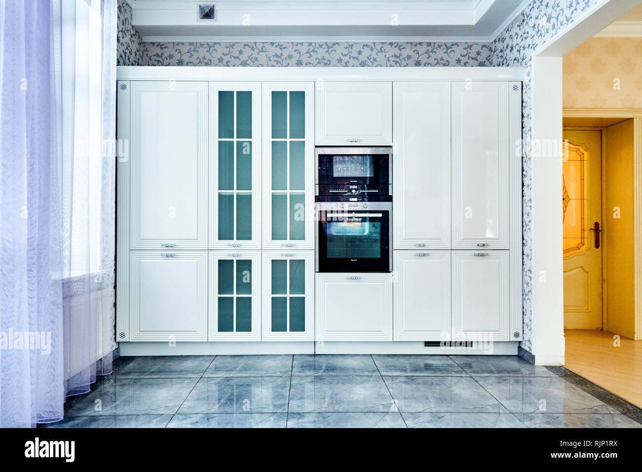 Moderna cucina bianca interni. Concetto interno stile camera Foto Stock