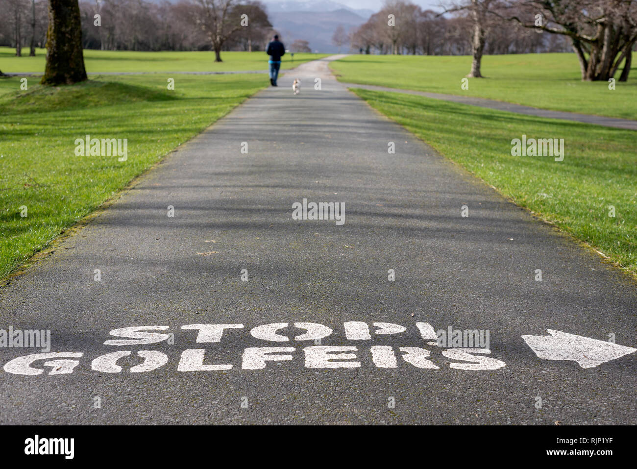 Attenzione attenzione avvertimento come Stop golfers avvertimento testo segno scritto su vicolo in Killarney golf e club di pesca Fossa, Killarney National Park, Kerry, Irlanda Foto Stock