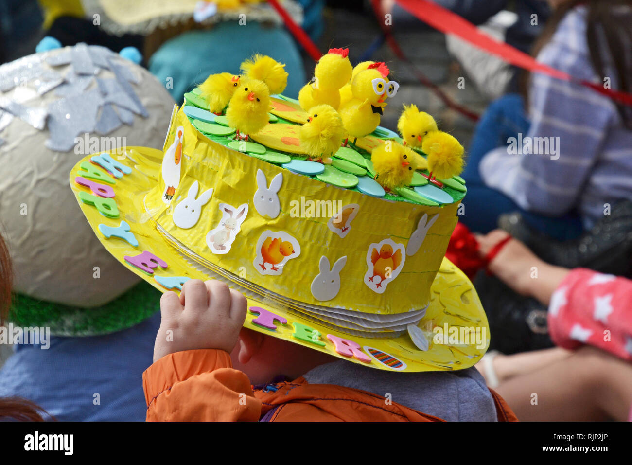 La pasqua di cofani, Marmi competitivi e un Maypole, il Venerdì Santo le celebrazioni a Battle, East Sussex, England, Regno Unito Foto Stock