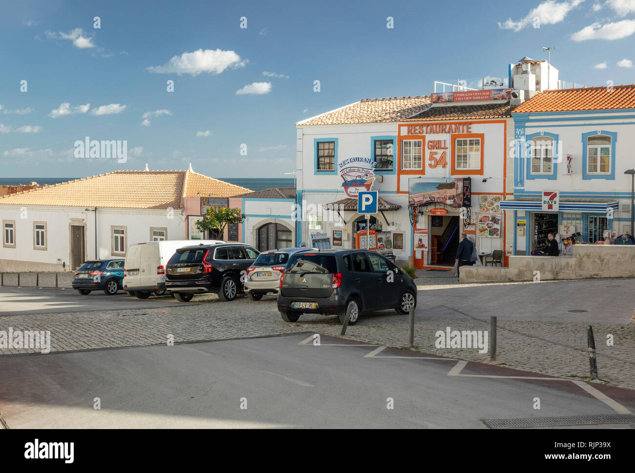 Il beach basket ristorante Grill 54 ristorante e un 7 undici mini supermercato che si affaccia sul mare nel centro storico di Albufeira Algarve Portogallo Foto Stock