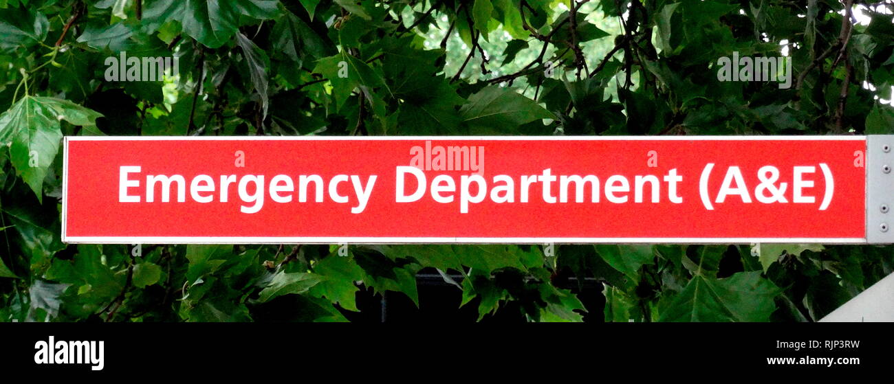 Pronto soccorso segno a una British NHS Hospital. Il servizio sanitario nazionale (NHS) è il servizio della sanità pubblica nel Regno Unito. Fondata nel 1948 Foto Stock