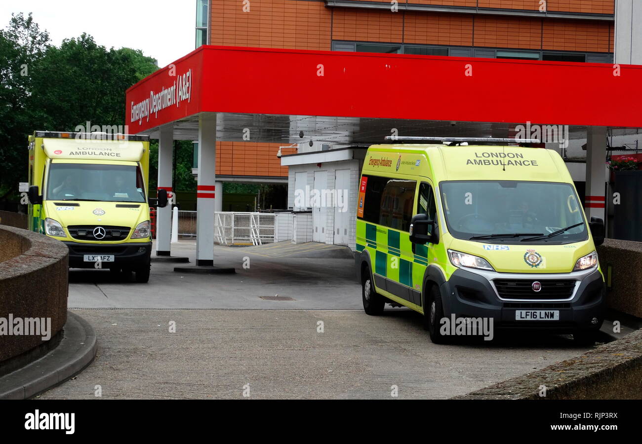 Incidente e ingresso di emergenza con ambulanze, a British NHS Hospital. Il servizio sanitario nazionale (NHS) è il servizio della sanità pubblica nel Regno Unito. Fondata nel 1948 Foto Stock